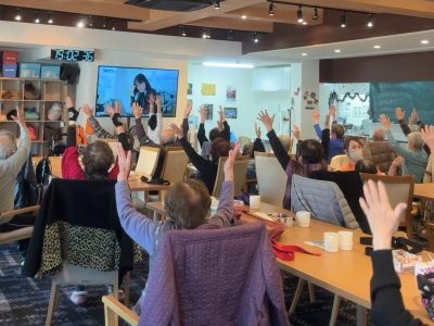 デイケアでのアイアンガーヨガ、医療ヨガ　企業ヨガ